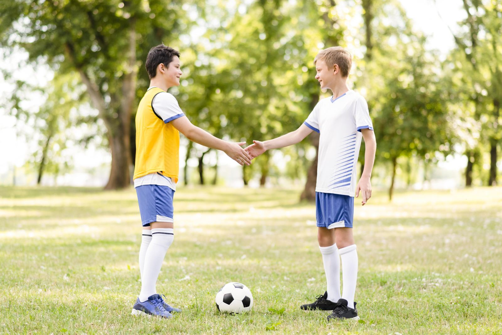 Jeugdspelers geven elkaar een hand voor de wedstrijd